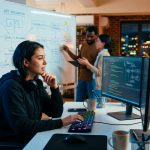 Equipo de desarrollo de startup trabajando en código limpio y eficiente, simbolizando la gestión de deuda técnica