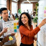 Un grupo de emprendedores jóvenes colaborando y discutiendo ideas para una aplicación en una pizarra, con gráficos y notas sobre priorización de funcionalidades y presupuesto.