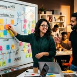 Equipo de desarrollo planificando un MVP Estratégico en una pizarra, con gráficos de priorización y usuarios, simbolizando la optimización de costes y el éxito del lanzamiento.